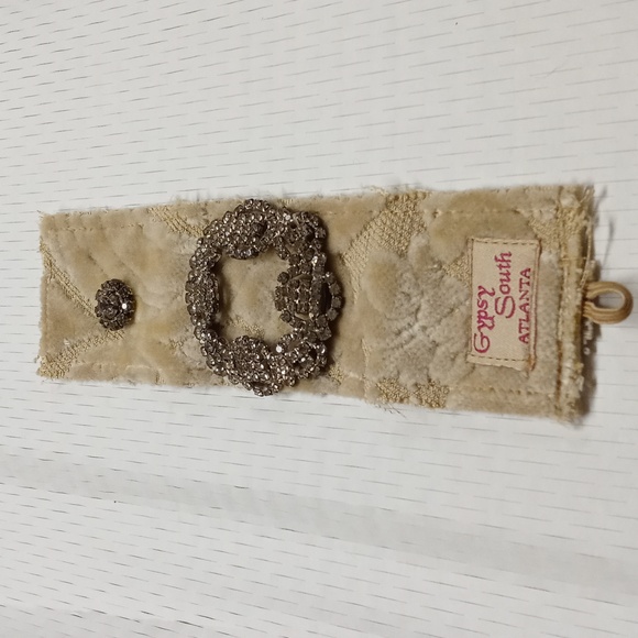 Textured Floral Rhinestone Bracelet - Picture 2 of 5